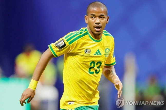 안타까운 소식이 전해졌다. 남아프리카공화국 국가대표로 2026 국제축구연맹(FIFA) 북중미 월드컵 조별리그 A조 3차전에서 한국을 상대로 교체 출전하기도 했던 남아공의 미드필더 제이든 애덤스가 세상을 떠났다. 불과 2주 전만 하더라도 월드컵 32강에 오른 남아공의 일원으로 뛰었던 그다. 애덤스의 소속팀 마멜로디 선다운스는 12일(한국시간) 구단 공식 채널을 통해 애덤스의 사망 소식을 발표했다. 사진 연합뉴스
