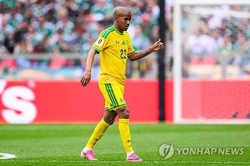 안타까운 소식이 전해졌다. 남아프리카공화국 국가대표로 2026 국제축구연맹(FIFA) 북중미 월드컵 조별리그 A조 3차전에서 한국을 상대로 교체 출전하기도 했던 남아공의 미드필더 제이든 애덤스가 세상을 떠났다. 불과 2주 전만 하더라도 월드컵 32강에 오른 남아공의 일원으로 뛰었던 그다. 애덤스의 소속팀 마멜로디 선다운스는 12일(한국시간) 구단 공식 채널을 통해 애덤스의 사망 소식을 발표했다. 사진 연합뉴스
