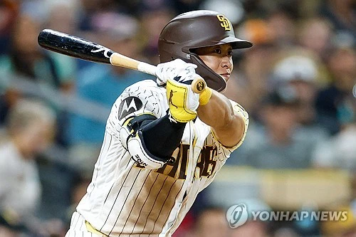 송성문(샌디에이고 파드리스)이 공수에서 펄펄 날아 팀 승리에 앞장섰다. 송성문은 12일 미국 캘리포니아주 샌디에이고 펫코파크에서 벌어진 미국 메이저리그(MLB) 토론토 블루제이스와의 홈경기에 9번 타자 3루수로 출전해 2타점 적시타를 치고 시즌 11번째 도루도 성공했다. 송성문은 2-4로 뒤진 2회 첫 타석에서 볼넷으로 걸어 나갔다. 후속 타자가 연속 볼넷을 얻어 3루에 도달한 송성문은 2사 만루에서 터진 매니 마차도의 2타점 동점 중전 적시타 때 득점했다. 4-4로 맞선 3회 2사 2, 3루에서 토론토 왼손 불펜 투수 아담 마코의 초구 슬라이더를 받아쳐 2타점 적시타로 연결하고 곧장 도루까지 했다. 연합뉴스