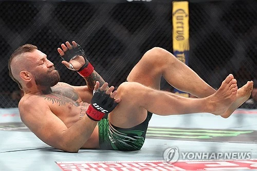 코너 맥그리거의 5년 만의 UFC 복귀전이 단 69초 만에 끝나자 거센 후폭풍이 몰아치고 있다. 전 세계 격투기 팬들이 기다렸던 메인 이벤트였으나 예상치 못한 결말로 끝나면서 팬들 사이에서는 UFC 역사상 최악의 사기극, 라스베이거스의 돈을 위해 조작된 경기라는 비판이 쏟아지고 있다. 연합뉴스