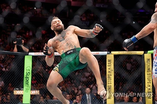 코너 맥그리거의 5년 만의 UFC 복귀전이 단 69초 만에 끝나자 거센 후폭풍이 몰아치고 있다. 전 세계 격투기 팬들이 기다렸던 메인 이벤트였으나 예상치 못한 결말로 끝나면서 팬들 사이에서는 UFC 역사상 최악의 사기극, 라스베이거스의 돈을 위해 조작된 경기라는 비판이 쏟아지고 있다. 연합뉴스