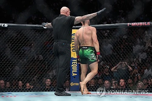 코너 맥그리거의 5년 만의 UFC 복귀전이 단 69초 만에 끝나자 거센 후폭풍이 몰아치고 있다. 전 세계 격투기 팬들이 기다렸던 메인 이벤트였으나 예상치 못한 결말로 끝나면서 팬들 사이에서는 UFC 역사상 최악의 사기극, 라스베이거스의 돈을 위해 조작된 경기라는 비판이 쏟아지고 있다. 연합뉴스