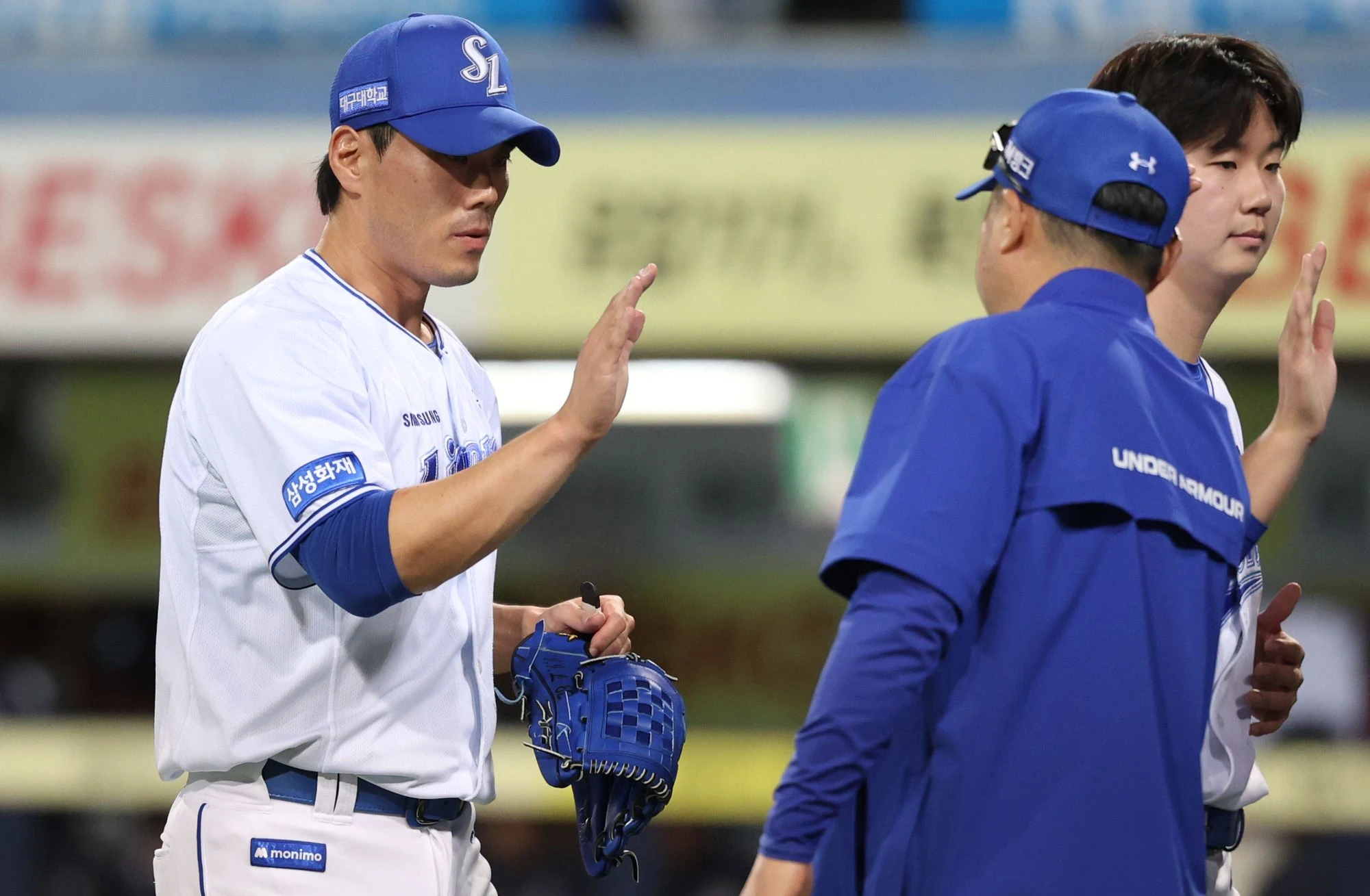 삼성 라이온즈 마무리 김재윤(왼쪽)이 지난 7일 전반기 최종전에서 LG 트윈스를 상대로 세이브를 기록, 팀의 전반기 1위 마감에 힘을 보탰다. 사진 삼성 라이온즈