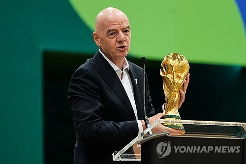 지안니 인판티노 국제축구연맹(FIFA) 회장이 48개팀 체제로 늘어난 월드컵 규모를 더 늘리려 한다. 인판티노 회장이 13일(한국시간) 스위스 방송사 '블루 스포트'와 인터뷰에서 64개국 체제 월드컵의 가능성에 대한 질문에 이번 북중미 대회가 끝나면 관련 위원회를 통해 확실히 논의할 사안이라고 말했다. 연합뉴스