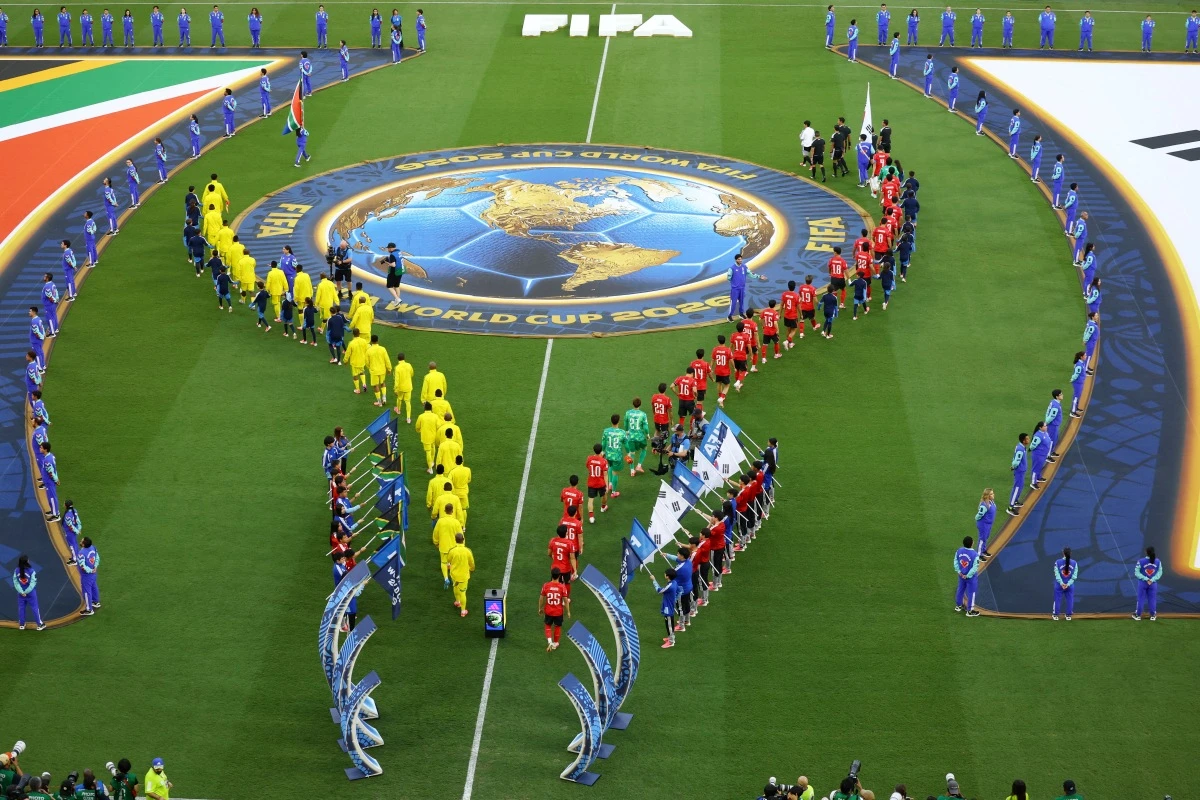 지안니 인판티노 국제축구연맹(FIFA) 회장이 48개팀 체제로 늘어난 월드컵 규모를 더 늘리려 한다. 인판티노 회장이 13일(한국시간) 스위스 방송사 '블루 스포트'와 인터뷰에서 64개국 체제 월드컵의 가능성에 대한 질문에 이번 북중미 대회가 끝나면 관련 위원회를 통해 확실히 논의할 사안이라고 말했다. 연합뉴스