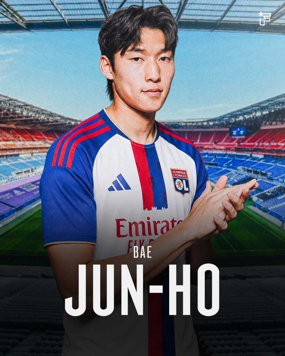 한국 축구 차세대 에이스로 꼽히는 배준호(스토크시티)가 한국계 구단주 팀의 러브콜을 받고 있다. 프랑스 매체 '풋메르카토'는 14일 '프랑스 올랭피크 리옹이 올해 유럽축구연맹(UEFA) 챔피언스리그 3차 예선에 출전한다. 파울로 폰세카 감독이 이끄는 리옹의 이적시장 데드라인이 임박한 가운데 빠르게 누군가를 데려와야 한다'며 '배준호 데려오기 위해 노력 중'이라고 했다. 구단주인 한국계 미국인 미셸 강은 재산이 1조6800억원에 이르는 부호로 알려져 있어 배준호의 입단이 시선을 더욱 모을 전망이다. 배준호의 리옹 입단을 가정한 합성 사진. SNS