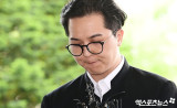 '부실복무 인정' 송민호, 굳은 표정 속 증인 출석…취재진 앞 "죄송합니다" 