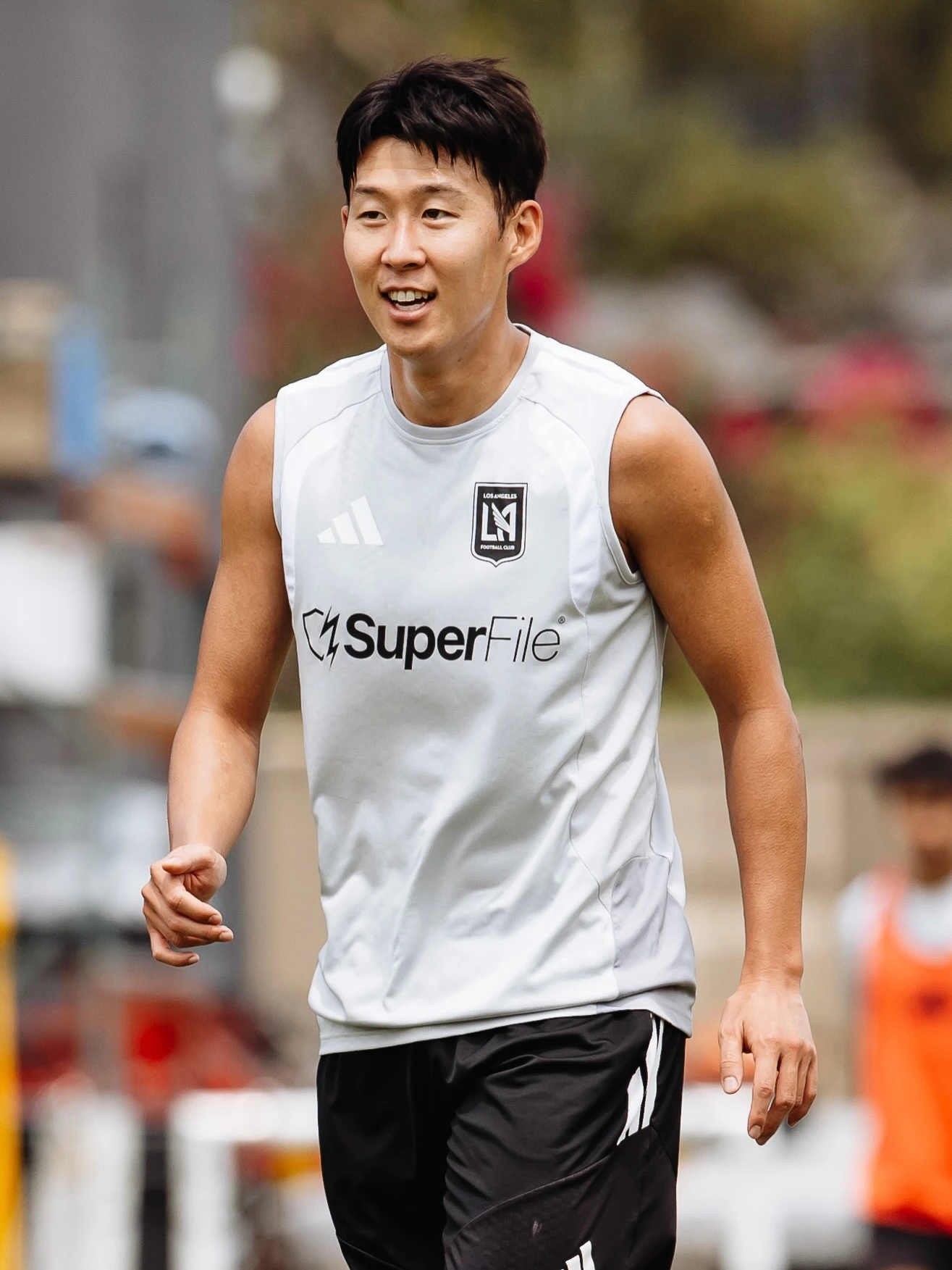 LAFC가 15일 인스타그램을 통해 '쏘니 이스 백(Sonny’s back)'이라는 문구와 함께 손흥민의 훈련 영상과 사진을 공개했다. 손흥민은 영상에서 환한 미소와 함께 동료들과 훈련에 나섰다. 손흥민의 파트너인 드니 부앙가도 환한 미소를 띠었다. 그는 빠른 스프린트로 공을 받은 뒤 다시 패스를 건내면서 동료들과 호흡을 재정비했다. LAFC