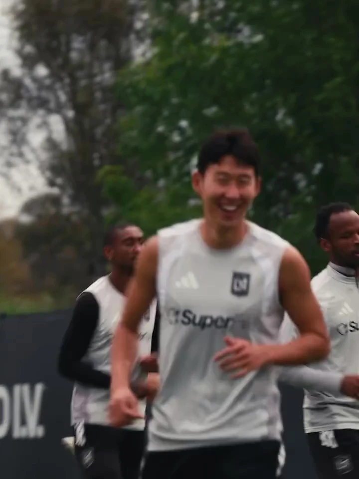 LAFC가 15일 인스타그램을 통해 '쏘니 이스 백(Sonny’s back)'이라는 문구와 함께 손흥민의 훈련 영상과 사진을 공개했다. 손흥민은 영상에서 환한 미소와 함께 동료들과 훈련에 나섰다. 손흥민의 파트너인 드니 부앙가도 환한 미소를 띠었다. 그는 빠른 스프린트로 공을 받은 뒤 다시 패스를 건내면서 동료들과 호흡을 재정비했다. LAFC