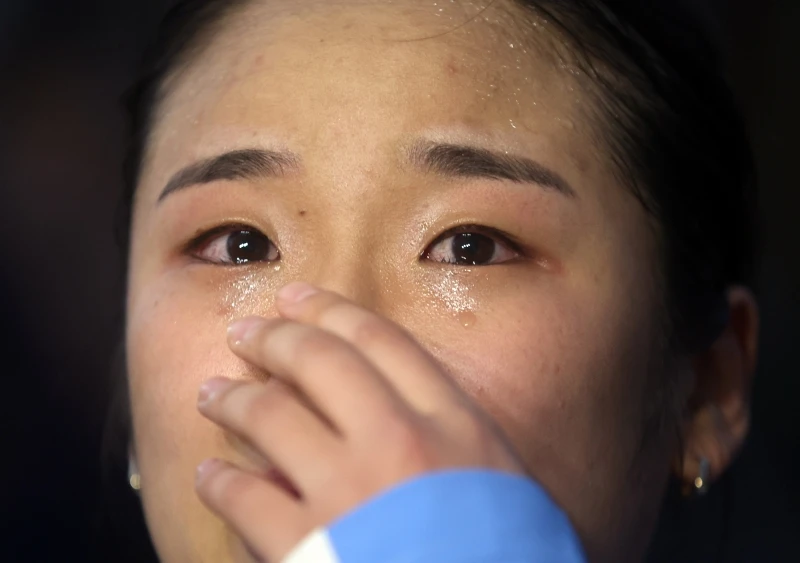 안세영은 15일 자신의 SNS를 통해 '오늘 아쉽게도 일본 오픈에서 기권하게 됐다. 약간의 부상이 있긴 하지만 얼른 회복해서 다시 코트에서 뵙겠다'고 전했다. 세계랭킹 1위 안세영은 이날 예정됐던 2026 세계배드민턴연맹(BWF) 월드투어 일본 오픈 여자단식 16강을 앞두고 기권했다. 대한배드민턴협회는 '안세영이 여자단식 32강 경기 도중 발생한 왼쪽 발 외측 부위 통증으로 인해 대회 기권을 결정했다'고 알렸다. 안세영은 지난해 7월 중국 오픈 준결승에서 기권한 뒤 처음으로 부상 때문에 대회 도중 귀국하게 됐다. 연합뉴스