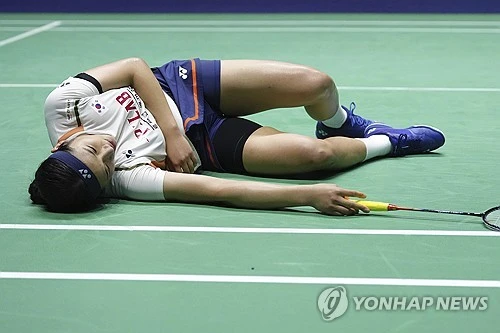 안세영은 15일 자신의 SNS를 통해 '오늘 아쉽게도 일본 오픈에서 기권하게 됐다. 약간의 부상이 있긴 하지만 얼른 회복해서 다시 코트에서 뵙겠다'고 전했다. 세계랭킹 1위 안세영은 이날 예정됐던 2026 세계배드민턴연맹(BWF) 월드투어 일본 오픈 여자단식 16강을 앞두고 기권했다. 대한배드민턴협회는 '안세영이 여자단식 32강 경기 도중 발생한 왼쪽 발 외측 부위 통증으로 인해 대회 기권을 결정했다'고 알렸다. 안세영은 지난해 7월 중국 오픈 준결승에서 기권한 뒤 처음으로 부상 때문에 대회 도중 귀국하게 됐다. 연합뉴스