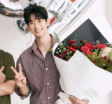 수척해진 김수현, 1년 4개월만 웃었다…꽃다발 안고 미소 포착 [엑's 이슈]