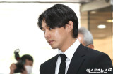 유아인, '복귀설'에도 흰머리는 그대로…달라진 비주얼+밝은 표정 [엑's 이슈]