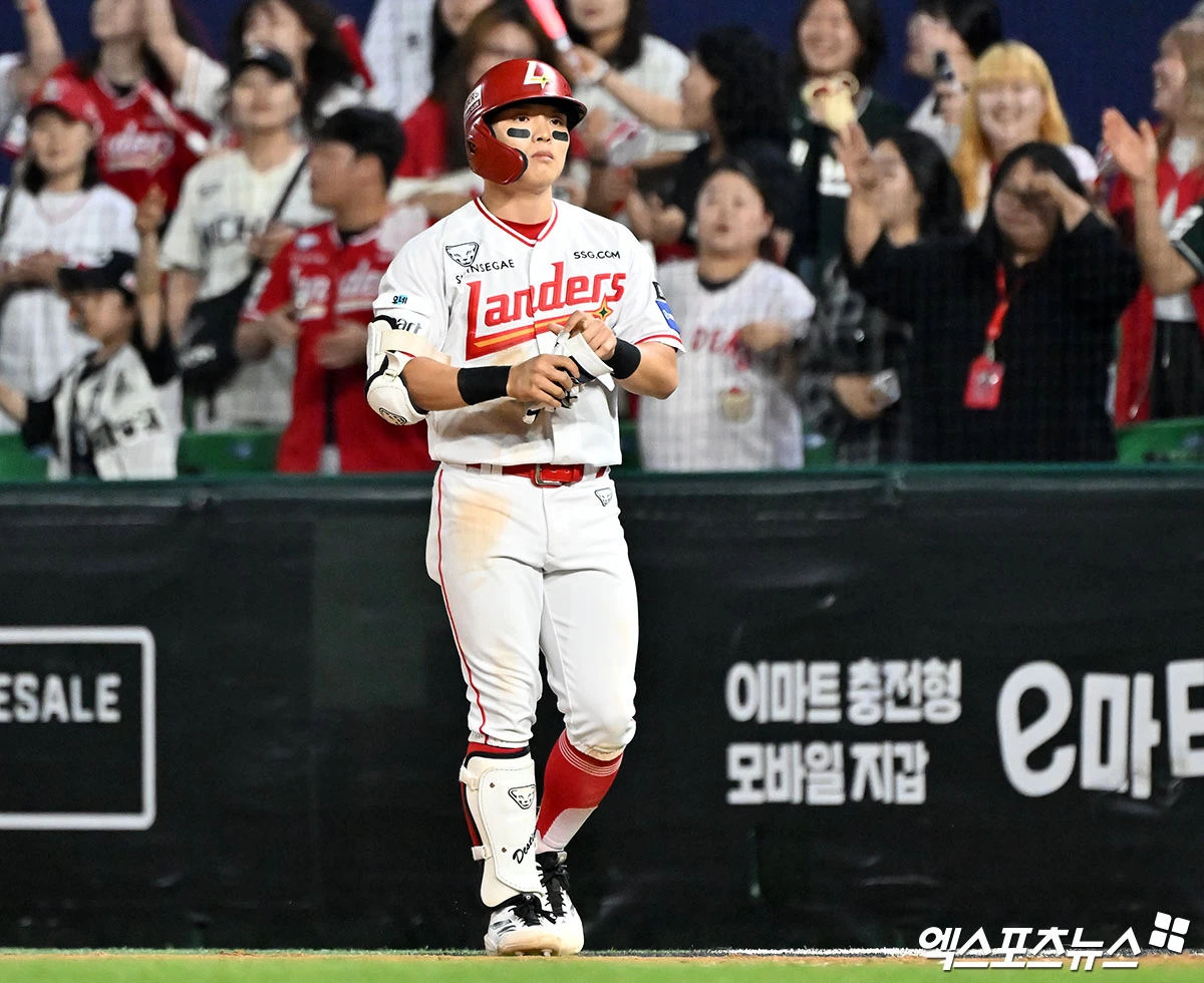 17일 오후 인천SSG랜더스필드에서 열린 '2026 신한 SOL Bank KBO리그' 롯데 자이언츠와 SSG 랜더스의 경기, 9회말 1사 3루 SSG 정준재가 내야안타로 출루하고 있다. 엑스포츠뉴스 DB