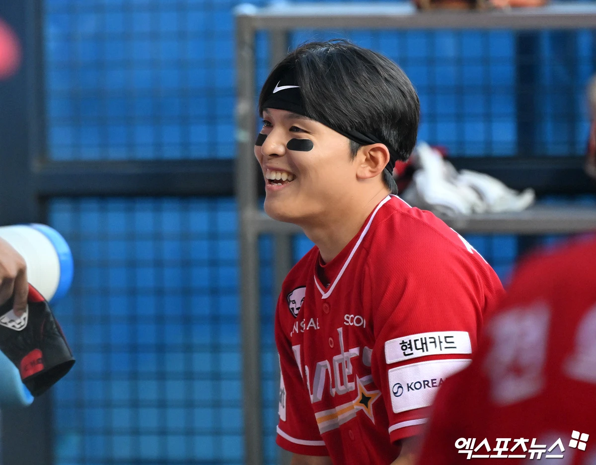 10일 오후 서울 송파구 잠실야구장에서 열린 '2026 신한 SOL Bank KBO리그' SSG 랜더스와 LG 트윈스의 경기, 1회초 무사 3루 SSG 정준재가 에레디아의 1타점 적시타때 득점에 성공하고 있다. 엑스포츠뉴스 DB