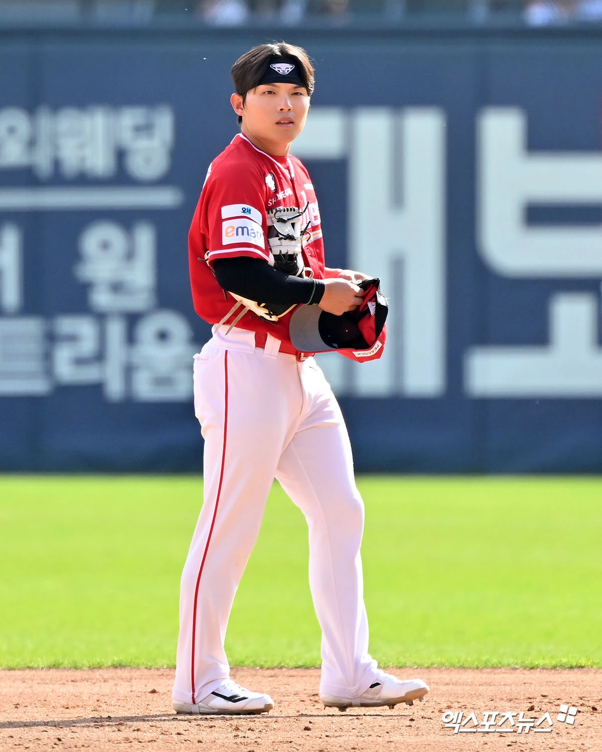 12일 오후 서울 송파구 잠실야구장에서 열린 '2026 신한 SOL Bank KBO리그' SSG 랜더스와 LG 트윈스의 경기, 5회말 1사 1,3루 SSG 정준재가 교체 투입되고 있다. 엑스포츠뉴스 DB
