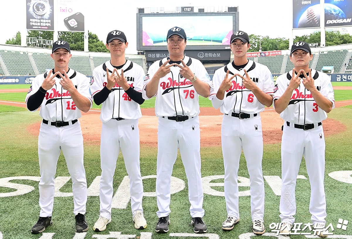 10일 오후 서울 송파구 잠실야구장에서 열린 '2026 신한 SOL KBO 퓨처스 올스타전' 북부리그와 남부리그의 경기, 울산 웨일즈 장원진 감독과 나가, 홀, 노강민, 김서원이 기념 촬영을 하고 있다. 엑스포츠뉴스 DB