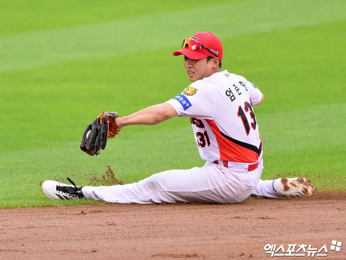 10일 오후 서울 송파구 잠실야구장에서 열린 '2026 신한 SOL KBO 퓨처스 올스타전' 북부리그와 남부리그의 경기, 2회초 2사 남부리그 엄준현이 타구를 처리하고 있다. 엑스포츠뉴스 DB