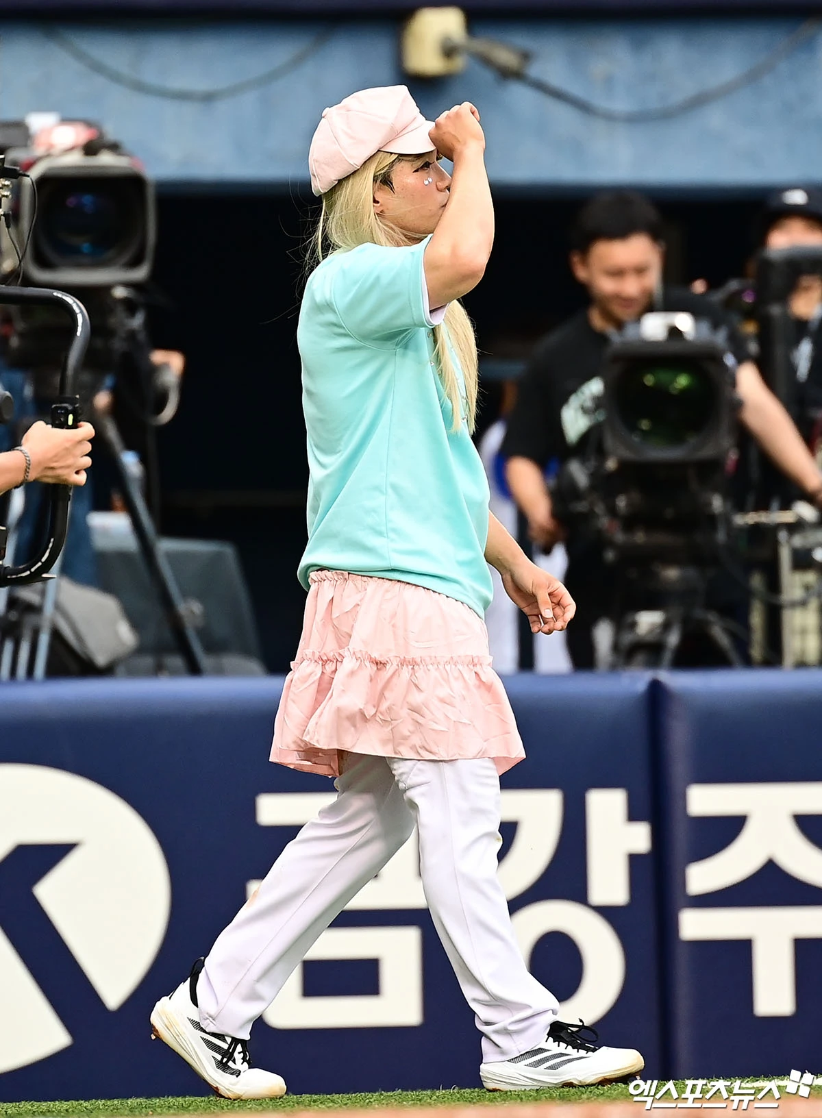 10일 오후 서울 송파구 잠실야구장에서 열린 '2026 신한 SOL KBO 퓨처스 올스타전' 북부리그와 남부리그의 경기, 3회말 1사 남부 엄준현이 갸루 퍼포먼스를 선보이고 있다. 엑스포츠뉴스 DB