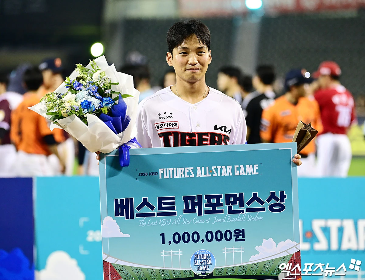 10일 오후 서울 송파구 잠실야구장에서 열린 '2026 신한 SOL KBO 퓨처스 올스타전' 북부리그와 남부리그의 경기, 남부가 4:0의 스코어로 승리했다. 경기 종료 후 KIA 엄준현이 베스트 퍼포먼스상 수상 기념 촬영을 하고 있다. 엑스포츠뉴스 DB