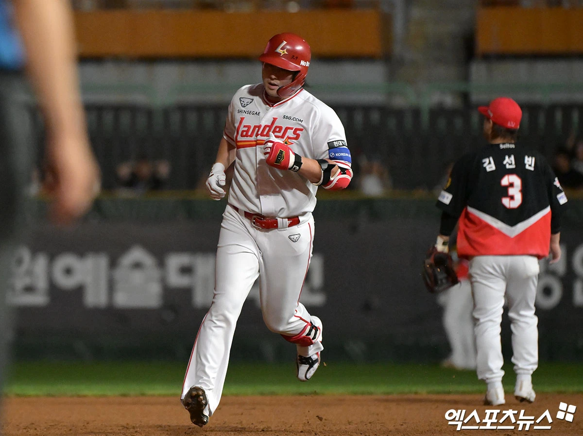 16일 오후 인천SSG랜더스필드에서 열린 '2026 신한 SOL Bank KBO리그' KIA 타이거즈와 SSG 랜더스의 경기, 5회말 1사 2루 SSG 최정이 투런 홈런을 날린 후 그라운드를 돌고 있다. 인천, 김한준 기자