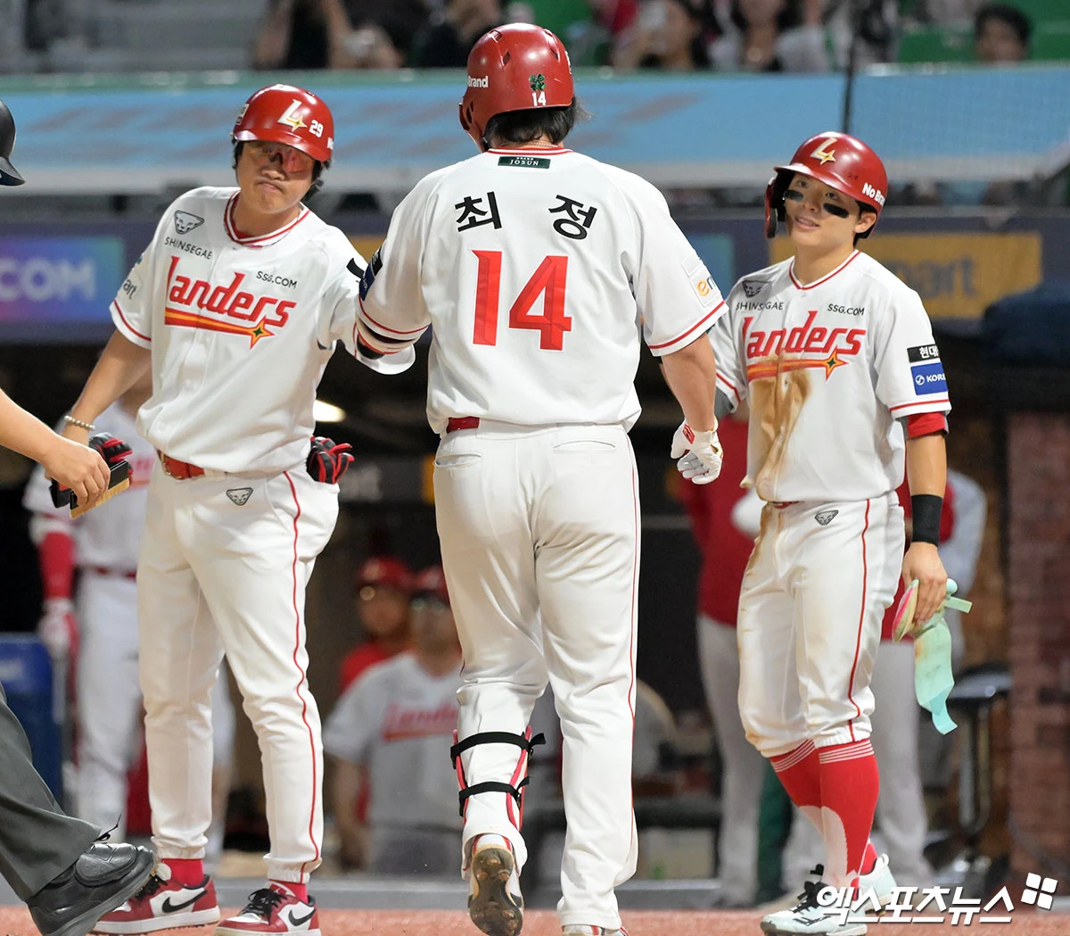 16일 오후 인천SSG랜더스필드에서 열린 '2026 신한 SOL Bank KBO리그' KIA 타이거즈와 SSG 랜더스의 경기, 5회말 1사 2루 SSG 최정이 투런 홈런을 날린 후 기뻐하고 있다. 인천, 김한준 기자