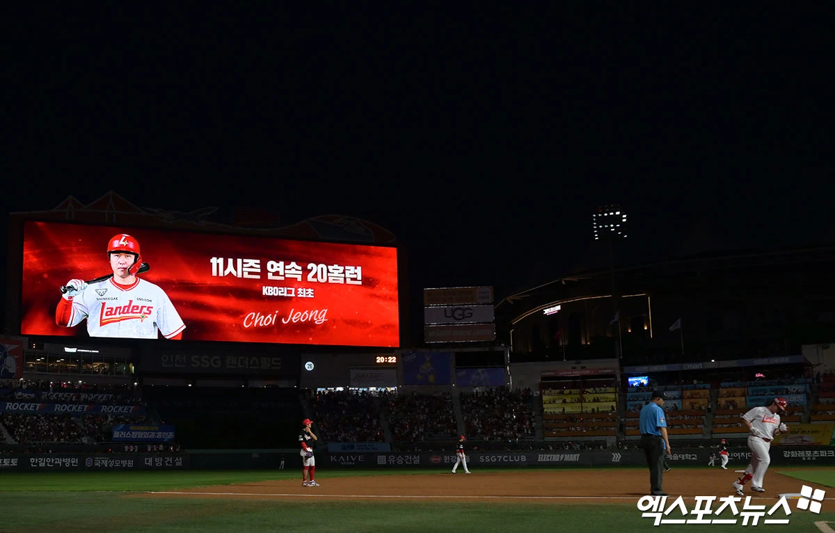 16일 오후 인천SSG랜더스필드에서 열린 '2026 신한 SOL Bank KBO리그' KIA 타이거즈와 SSG 랜더스의 경기, 5회말 1사 2루 SSG 최정이 투런 홈런을 날린 후 그라운드를 돌고 있다. 인천, 김한준 기자