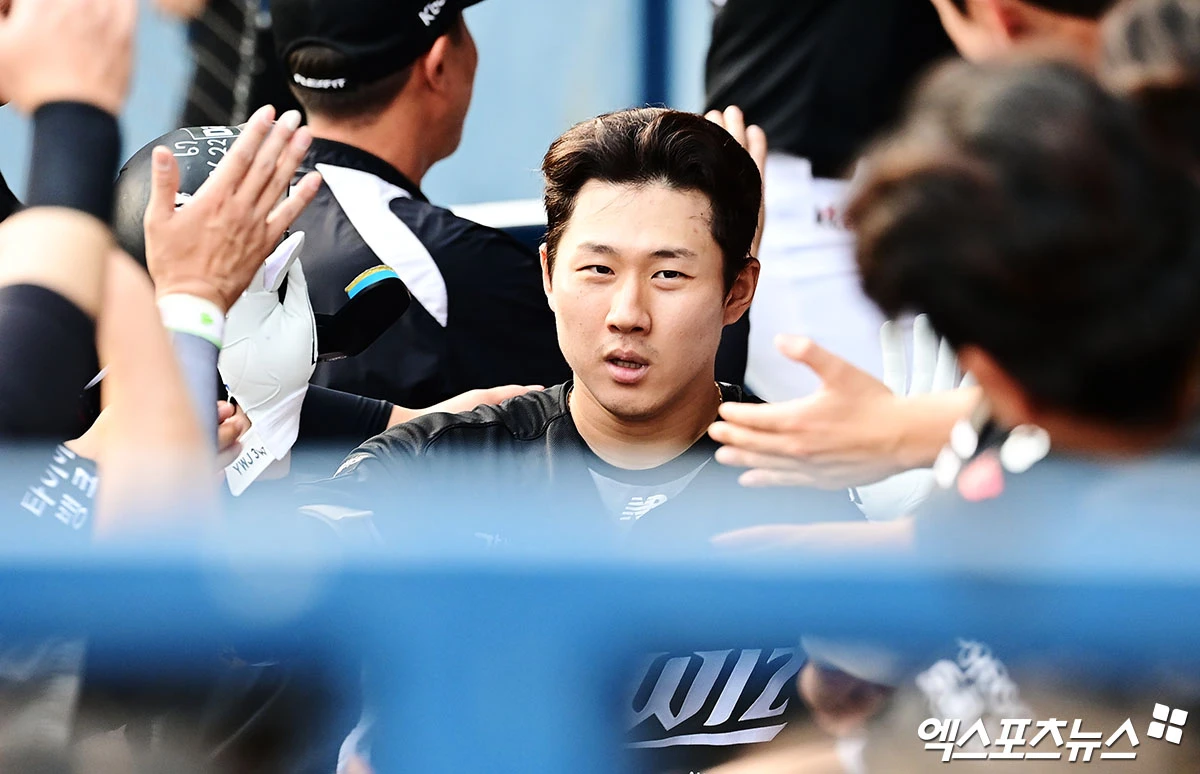 KT 위즈 외야수 최원준이 16일 서울 잠실야구장에서 열린 2026 신한 SOL KBO리그 LG와의 팀 간 9차전에서 2회초 결승 역전 3점 홈런을 기록, 팀 승리를 이끌었다. 사진 박지영 기자