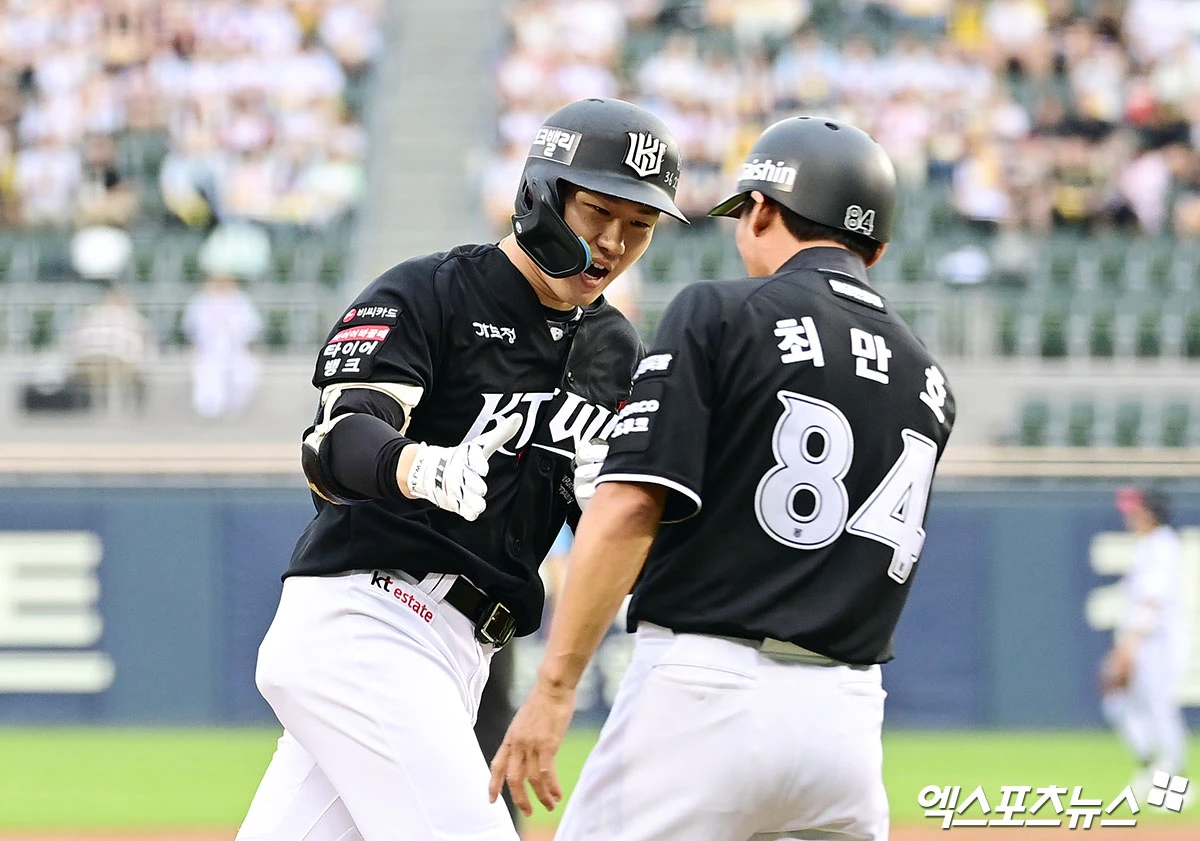 KT 위즈 외야수 최원준(왼쪽)이 16일 서울 잠실야구장에서 열린 2026 신한 SOL KBO리그 LG와의 팀 간 9차전에서 결승 역전 3점 홈런을 기록했다. 사진 박지영 기자