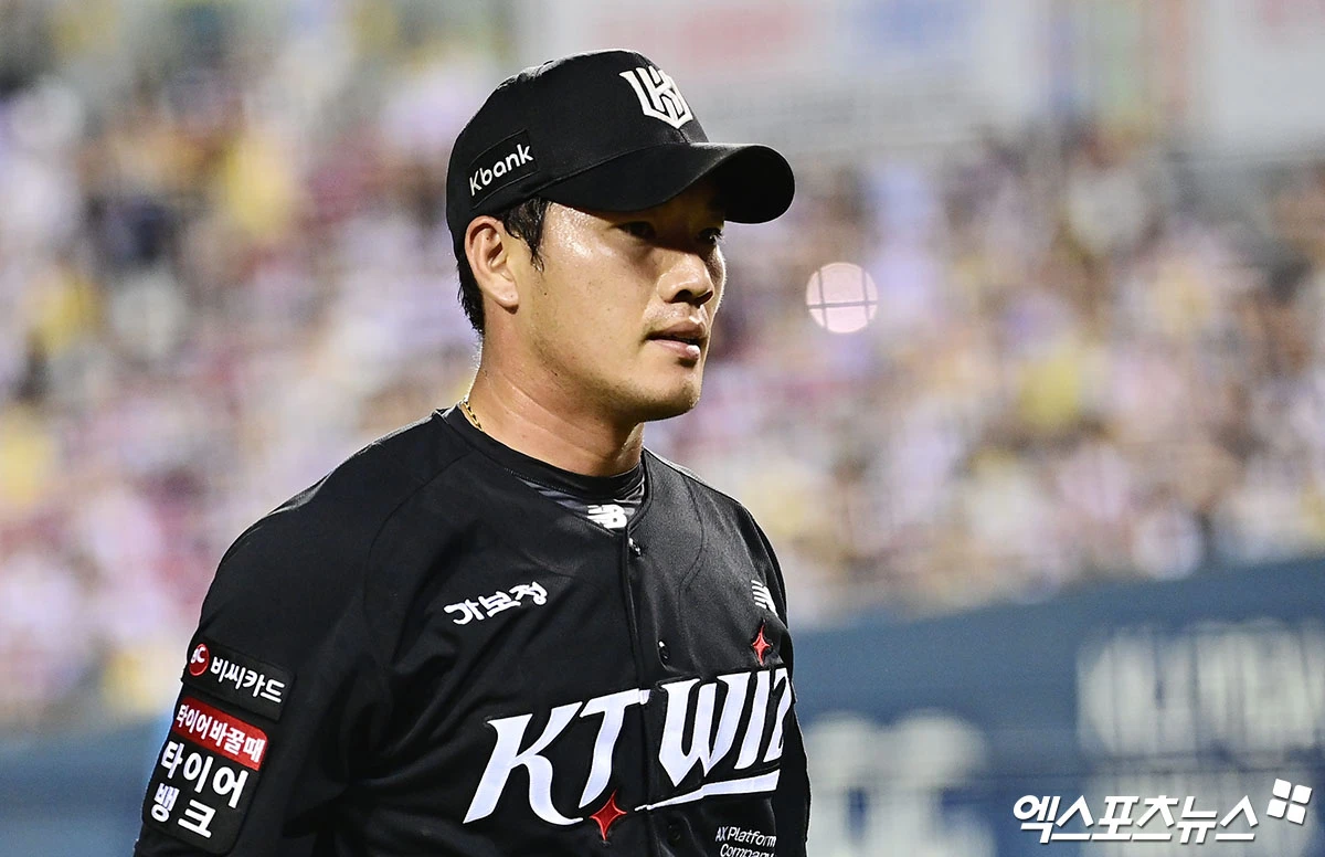 KT 위즈 우완 이상동이 16일 서울 잠실야구장에서 열린 2026 신한 SOL KBO리그 LG와의 팀 간 9차전에서 1이닝 무실점으로 홀드를 기록했다. 사진 박지영 기자