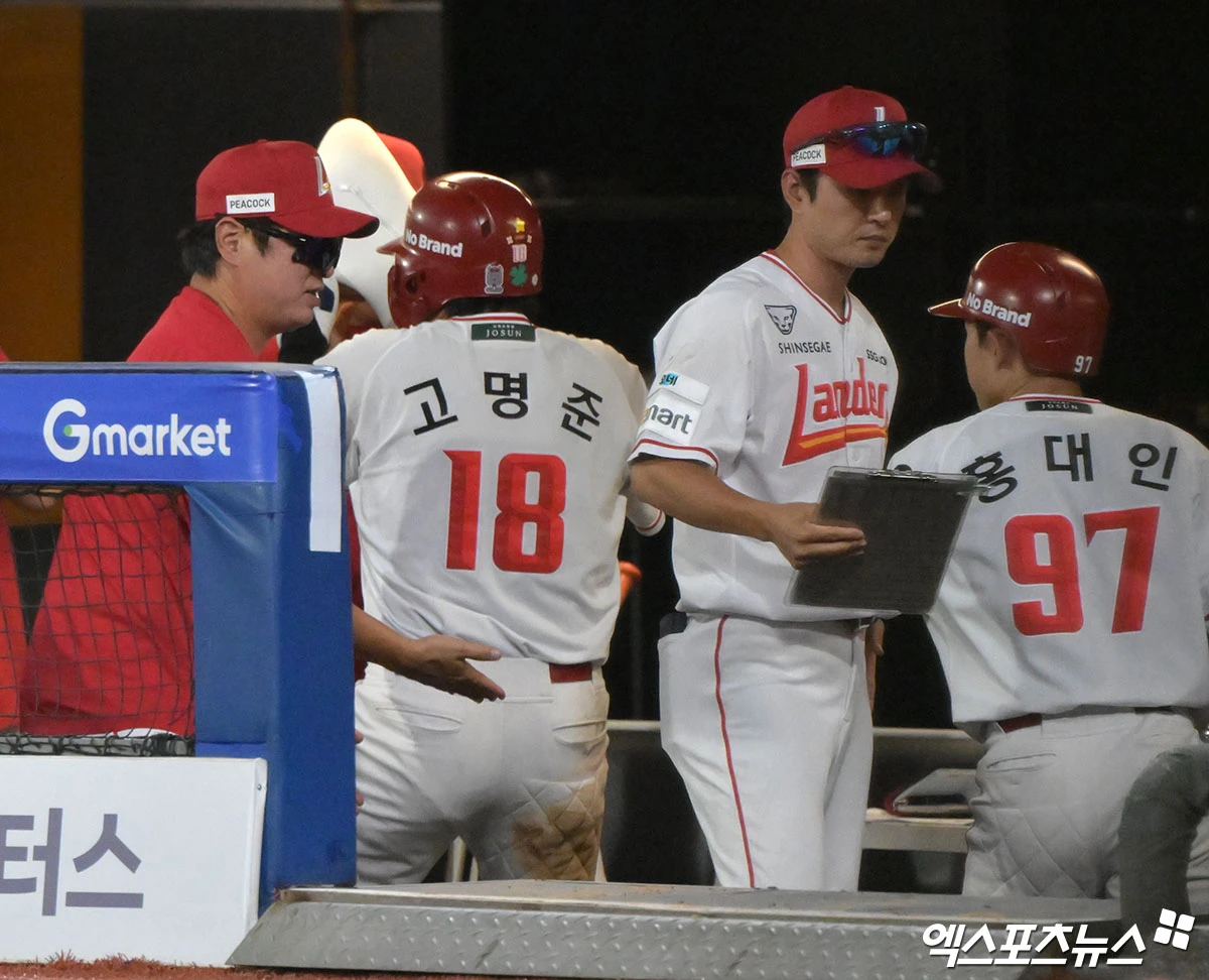 16일 오후 인천SSG랜더스필드에서 열린 '2026 신한 SOL Bank KBO리그' KIA 타이거즈와 SSG 랜더스의 경기, 7회말 1사 2루 SSG 고명준이 투런 홈런을 날린 후 기뻐하고 있다. 인천, 김한준 기자