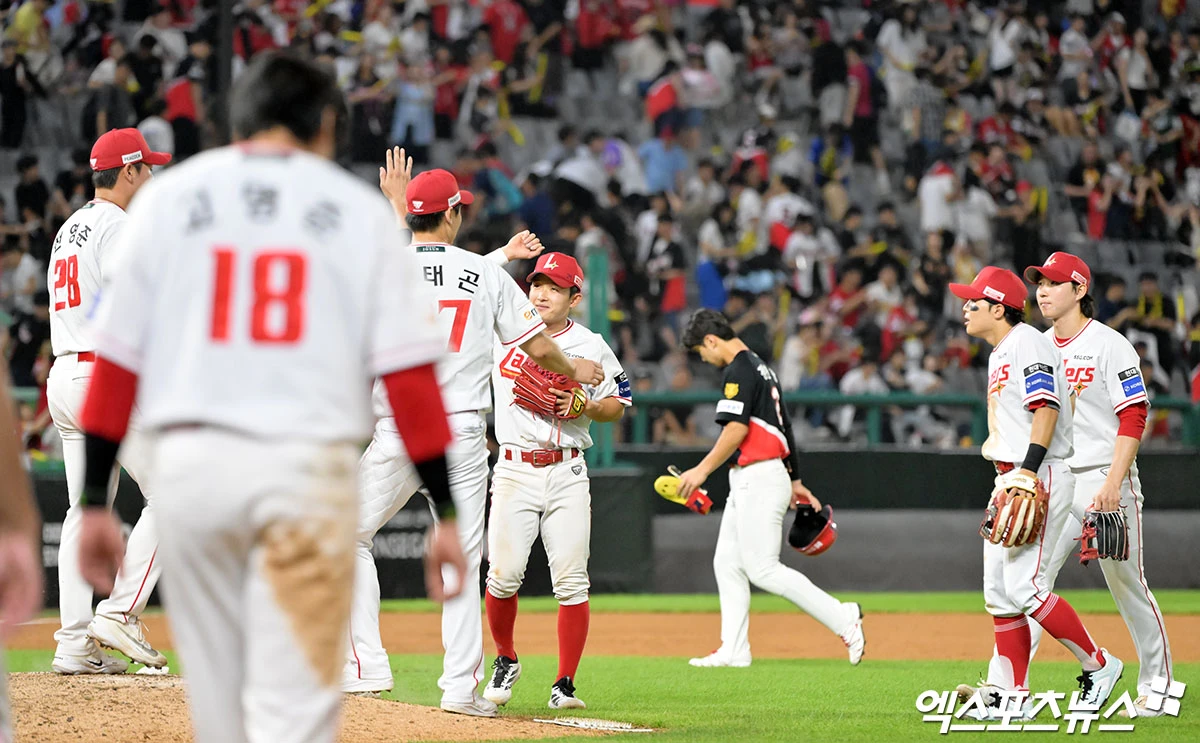 16일 오후 인천SSG랜더스필드에서 열린 '2026 신한 SOL Bank KBO리그' KIA 타이거즈와 SSG 랜더스의 경기, SSG가 KIA에 6:0으로 승리하며 2연패에서 탈출했다. 이날 경기에서 승리한 SSG 선수들이 기뻐하고 있다. 인천, 김한준 기자