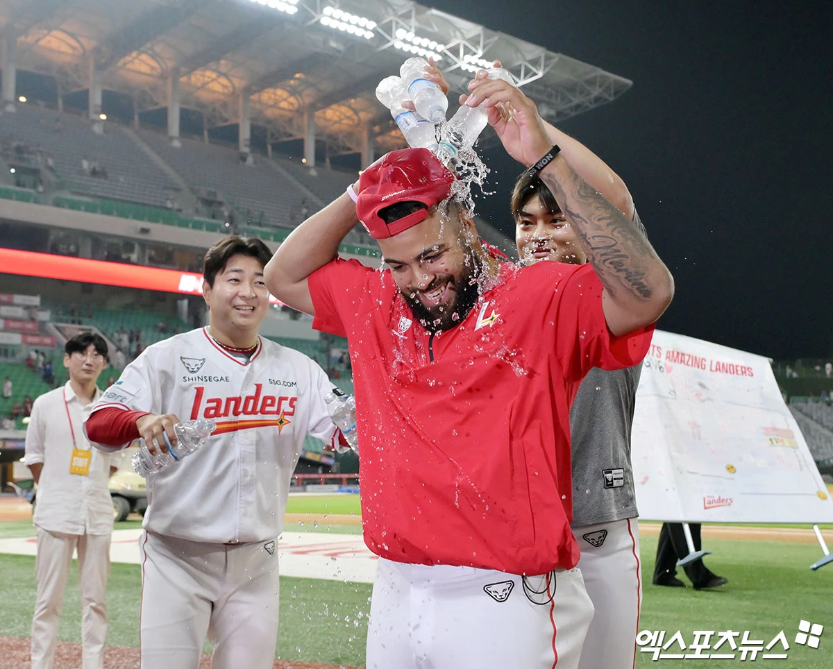 16일 오후 인천SSG랜더스필드에서 열린 '2026 신한 SOL Bank KBO리그' KIA 타이거즈와 SSG 랜더스의 경기, SSG가 KIA에 6:0으로 승리하며 2연패에서 탈출했다. 이날 데뷔전에서 승리를 거둔 SSG 아빌라가 축하 물세례를 받고 있다. 인천, 김한준 기자