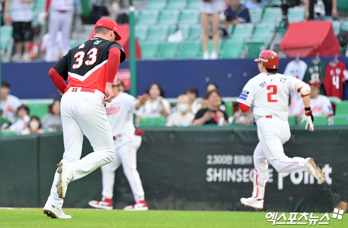 16일 오후 인천SSG랜더스필드에서 열린 '2026 신한 SOL Bank KBO리그' KIA 타이거즈와 SSG 랜더스의 경기, 1회말 1사 KIA 올러가 SSG 박성한의 타구에 맞은 후 고통스러워하고 있다. 인천, 김한준 기자