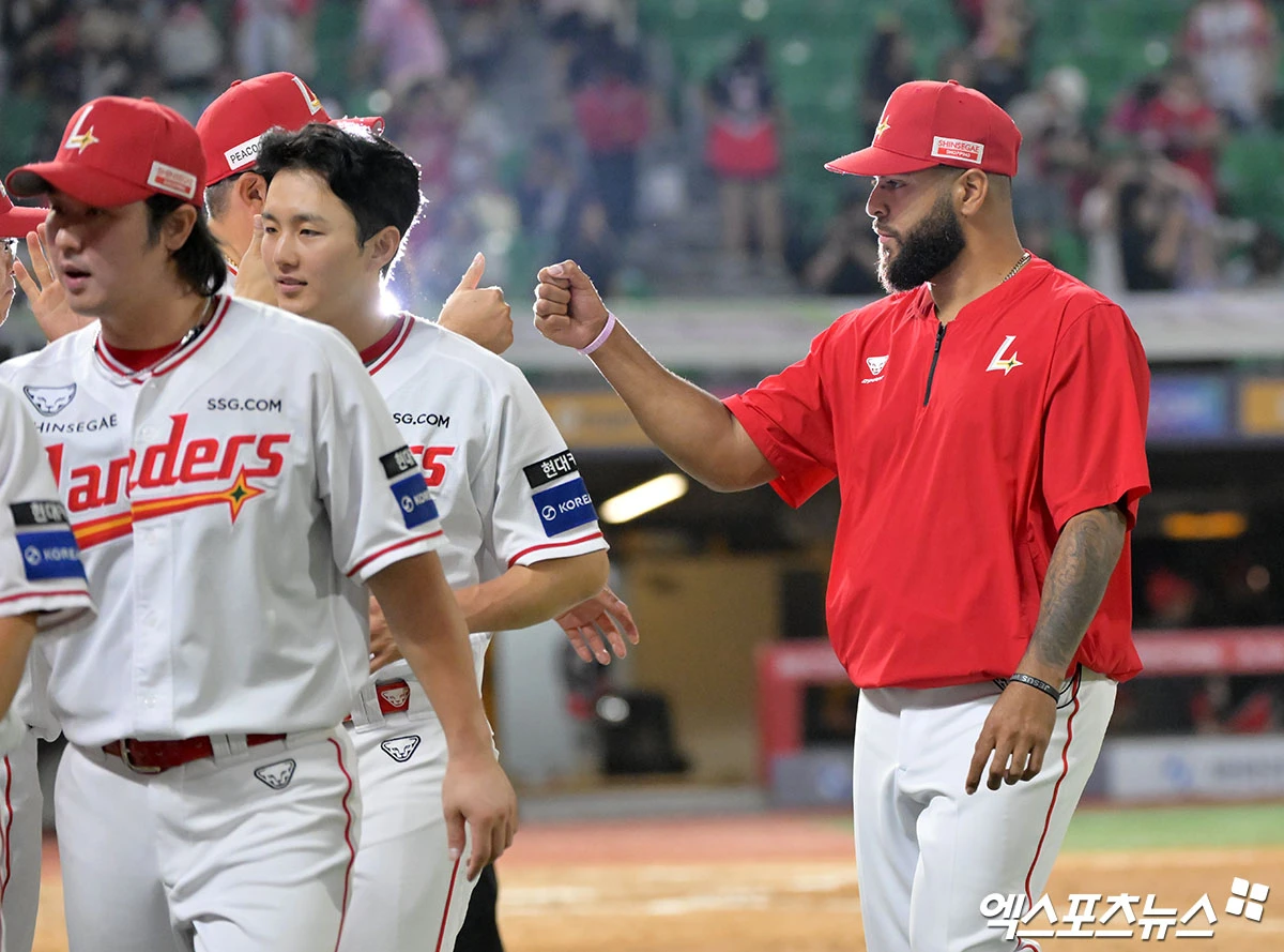 16일 오후 인천SSG랜더스필드에서 열린 '2026 신한 SOL Bank KBO리그' KIA 타이거즈와 SSG 랜더스의 경기, SSG가 KIA에 6:0으로 승리하며 2연패에서 탈출했다. 이날 경기에서 승리한 SSG 아빌라가 기뻐하고 있다. 인천, 김한준 기자