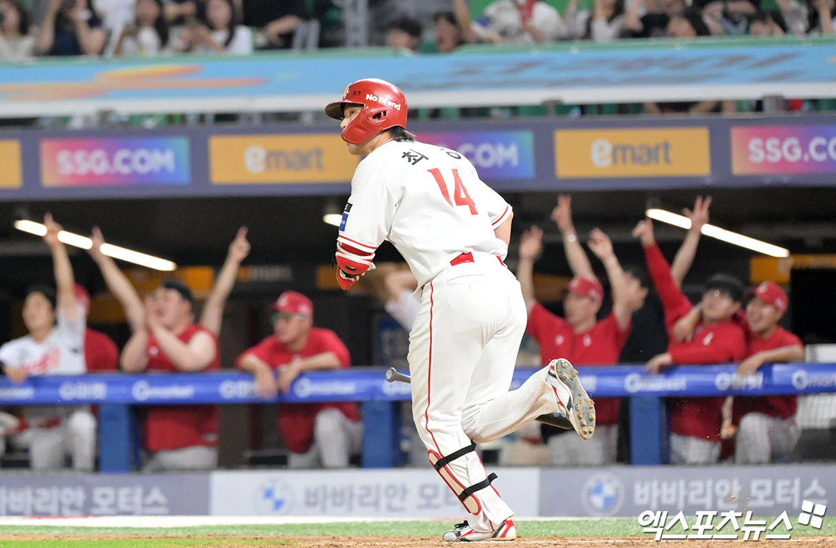 16일 오후 인천SSG랜더스필드에서 열린 '2026 신한 SOL Bank KBO리그' KIA 타이거즈와 SSG 랜더스의 경기, 5회말 1사 2루 SSG 최정이 투런 홈런을 날리고 있다. 인천, 김한준 기자