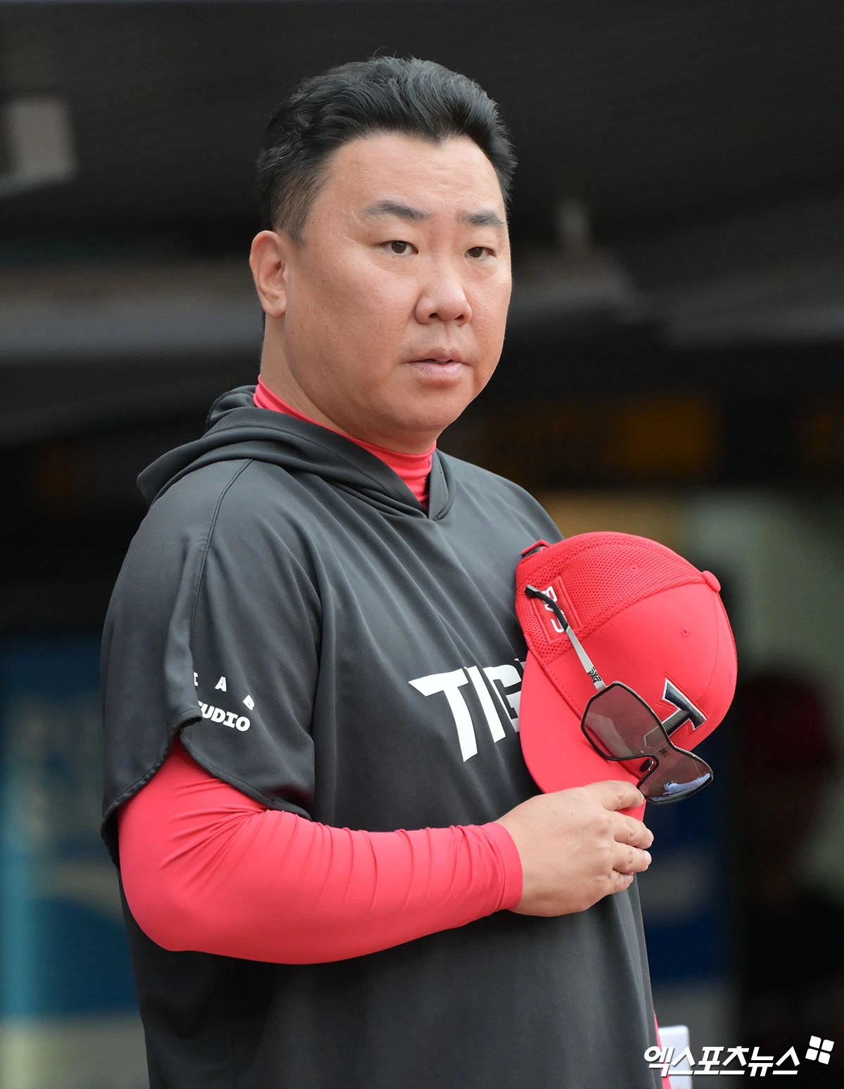 16일 오후 인천SSG랜더스필드에서 열린 '2026 신한 SOL Bank KBO리그' KIA 타이거즈와 SSG 랜더스의 경기, KIA 이범호 감독이 SSG 더그아웃을 바라보고 있다. 인천, 김한준 기자