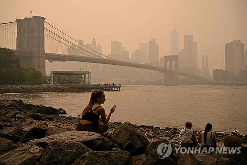 캐나다에서 시작된 산불 연기가 월드컵 결승전이 열리는 뉴욕과 뉴저지를 덮쳤다. 오는 20일(한국시간) 예정된 스페인과 아르헨티나의 2026 국제축구연맹(FIFA) 북중미 월드컵 결승전에도 영향을 미칠 것으로 예상되고 있다. 두 팀의 경기가 열리는 뉴욕 뉴저지 스타디움은 지붕이 없는 개방형 경기장이기 때문에 연무의 영향을 그대로 받게 된다. 사진 연합뉴스