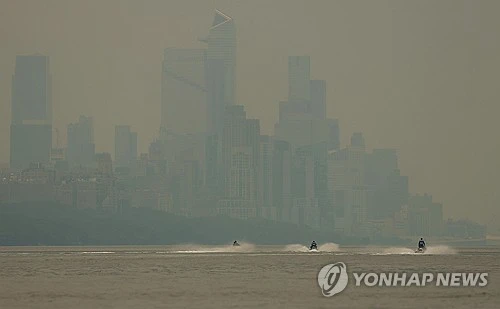 캐나다에서 시작된 산불 연기가 월드컵 결승전이 열리는 뉴욕과 뉴저지를 덮쳤다. 오는 20일(한국시간) 예정된 스페인과 아르헨티나의 2026 국제축구연맹(FIFA) 북중미 월드컵 결승전에도 영향을 미칠 것으로 예상되고 있다. 두 팀의 경기가 열리는 뉴욕 뉴저지 스타디움은 지붕이 없는 개방형 경기장이기 때문에 연무의 영향을 그대로 받게 된다. 사진 연합뉴스