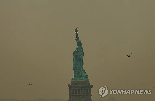 캐나다에서 시작된 산불 연기가 월드컵 결승전이 열리는 뉴욕과 뉴저지를 덮쳤다. 오는 20일(한국시간) 예정된 스페인과 아르헨티나의 2026 국제축구연맹(FIFA) 북중미 월드컵 결승전에도 영향을 미칠 것으로 예상되고 있다. 두 팀의 경기가 열리는 뉴욕 뉴저지 스타디움은 지붕이 없는 개방형 경기장이기 때문에 연무의 영향을 그대로 받게 된다. 사진 연합뉴스