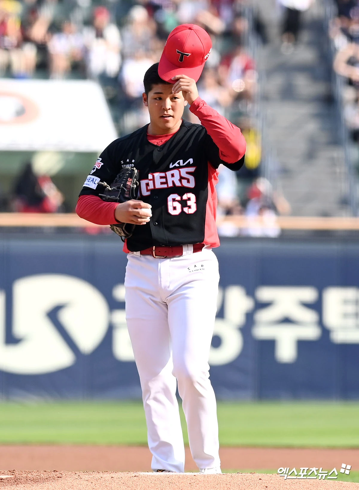 27일 오후 서울 송파구 잠실야구장에서 열린 '2026 신한 SOL KBO리그' 두산 베어스와 KIA 타이거즈의 경기, 1회말 KIA 선발투수 시라카와가 두산 더그아웃을 향해 인사를 하고 있다. 엑스포츠뉴스 DB
