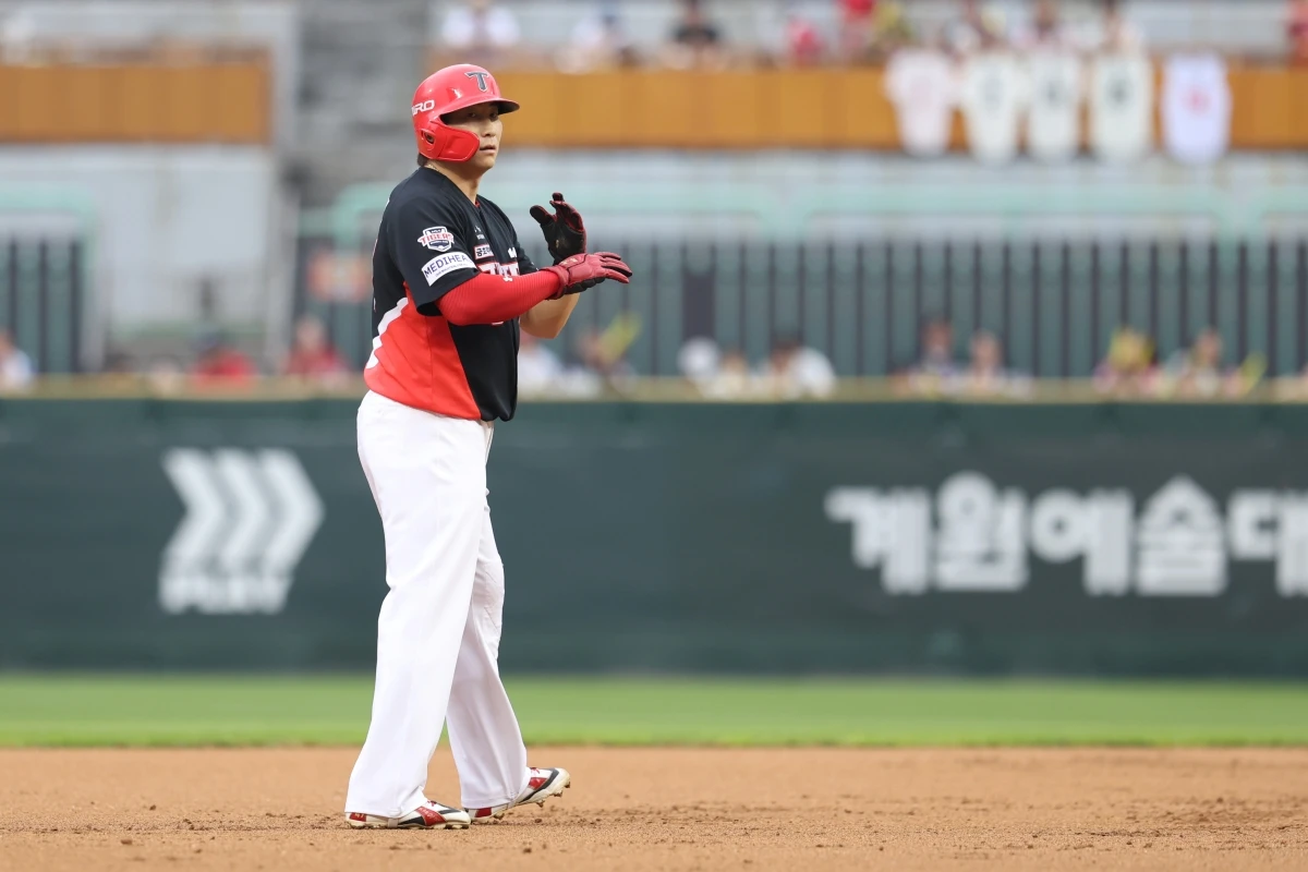 17일 오후 인천SSG랜더스필드에서 열린 '2026 신한 SOL KBO리그' KIA 타이거즈와 SSG 랜더스의 경기, 1회초 무사 만루 KIA 나성범이 2타점 2루타를 친 뒤 세리머니를 하고 있다. KIA 타이거즈