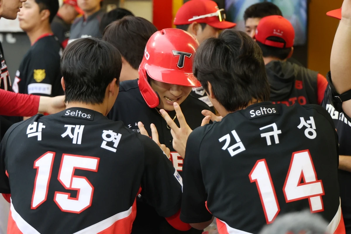 17일 오후 인천SSG랜더스필드에서 열린 '2026 신한 SOL KBO리그' KIA 타이거즈와 SSG 랜더스의 경기, 3회초 무사 2, 3루 KIA 나성범이 스리런 홈런을 날린 뒤 동료들과 기쁨을 나누고 있다. KIA 타이거즈