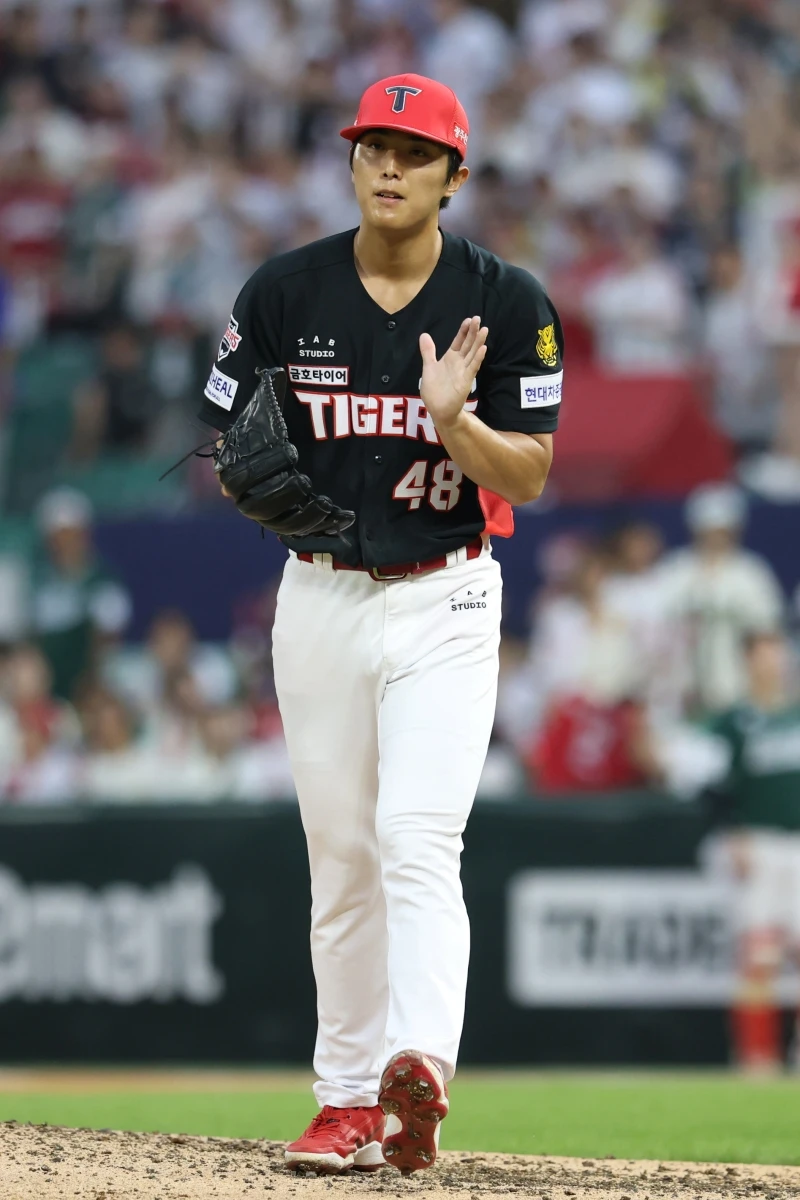 17일 오후 인천SSG랜더스필드에서 열린 '2026 신한 SOL KBO리그' KIA 타이거즈와 SSG 랜더스의 경기, 4회말 2사 1루 KIA 이의리가 삼진을 잡은 뒤 기뻐하고 있다. KIA 타이거즈
