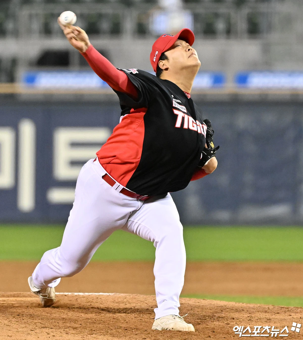 17일 오후 서울 송파구 잠실야구장에서 열린 '2026 신한 SOL Bank KBO리그' KIA 타이거즈와 두산 베어스의 경기, 7회말 1사 2,3루 KIA 조상우가 공을 힘차게 던지고 있다. 엑스포츠뉴스 DB