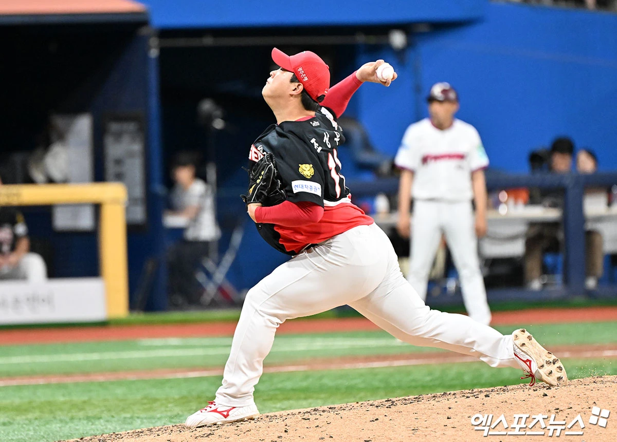 23일 오후 서울 구로구 고척스카이돔에서 열린 '2026 신한 SOL Bank KBO리그' KIA 타이거즈와 키움 히어로즈의 경기, 7회말 KIA 조상우가 공을 힘차게 던지고 있다. 엑스포츠뉴스 DB
