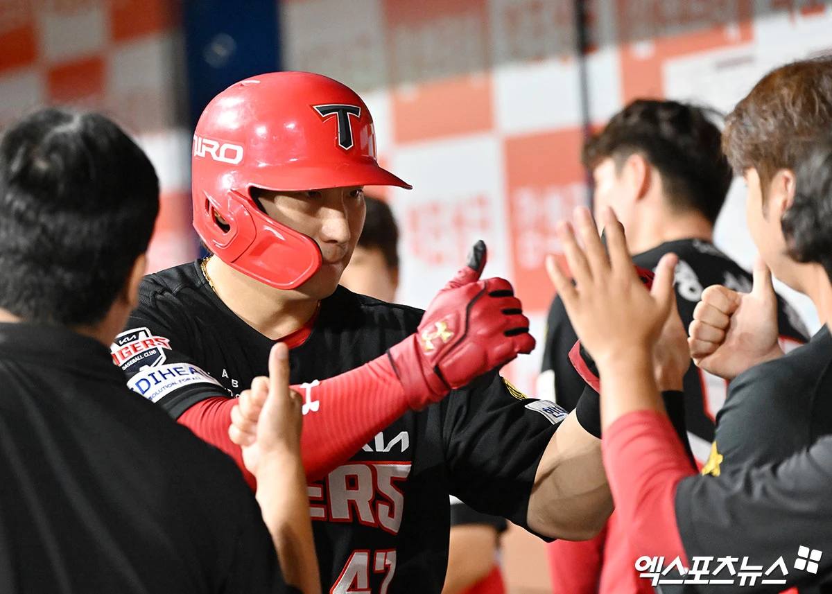 24일 오후 서울 구로구 고척스카이돔에서 열린 '2026 신한 SOL Bank KBO리그' KIA 타이거즈와 키움 히어로즈의 경기, 6회초 무사 1,3루 KIA 나성범이 한준수의 1타점 2루타때 득점에 성공하고 있다. 엑스포츠뉴스 DB