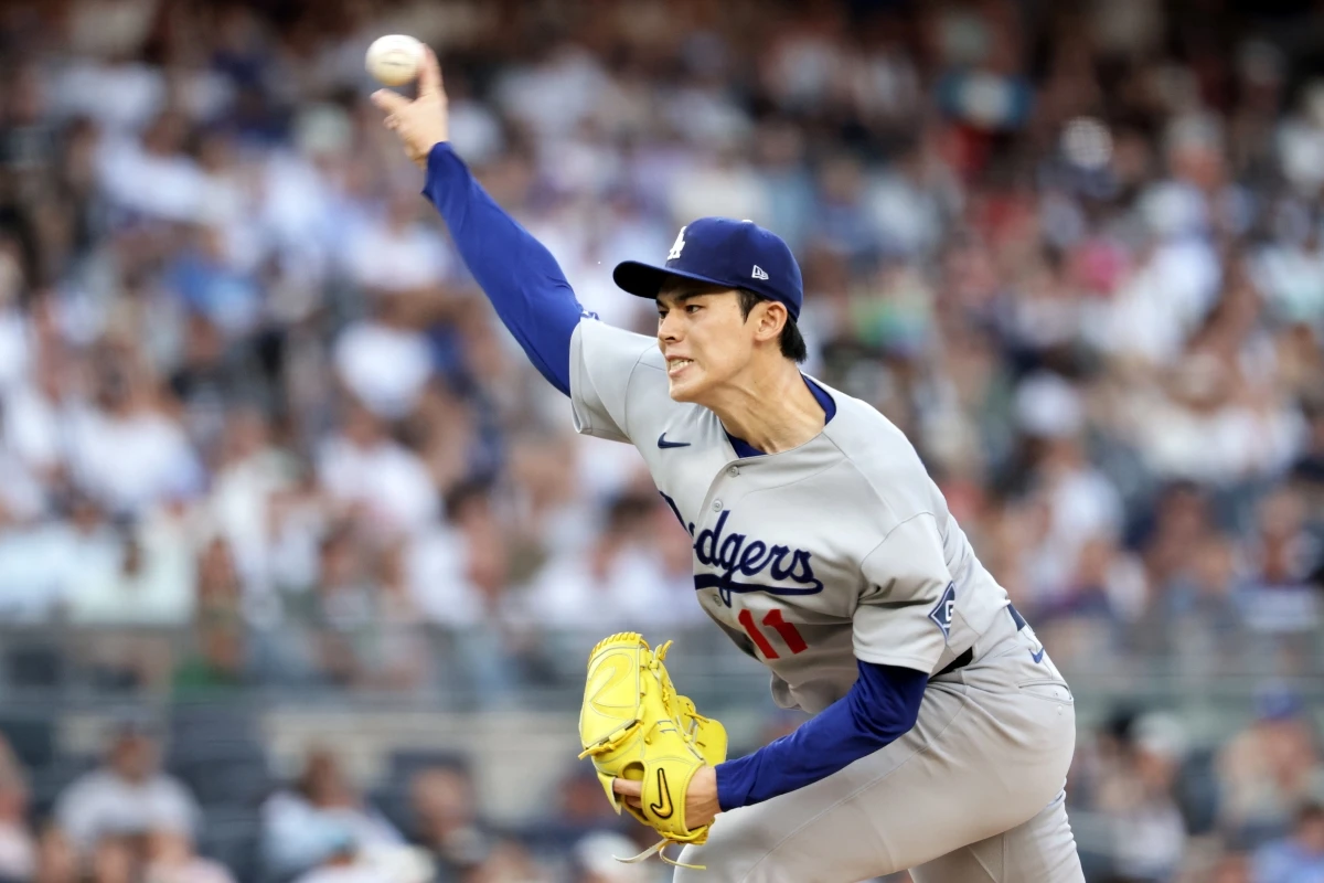 18일(한국시간) 미국 뉴욕주 브롱스의 양키스타디움에서 열린 2026 미국 메이저리그(MLB) LA 다저스와 뉴욕 양키스의 경기, 1회말 다저스 선발 사사키 로키가 공을 힘차게 던지고 있다. 연합뉴스