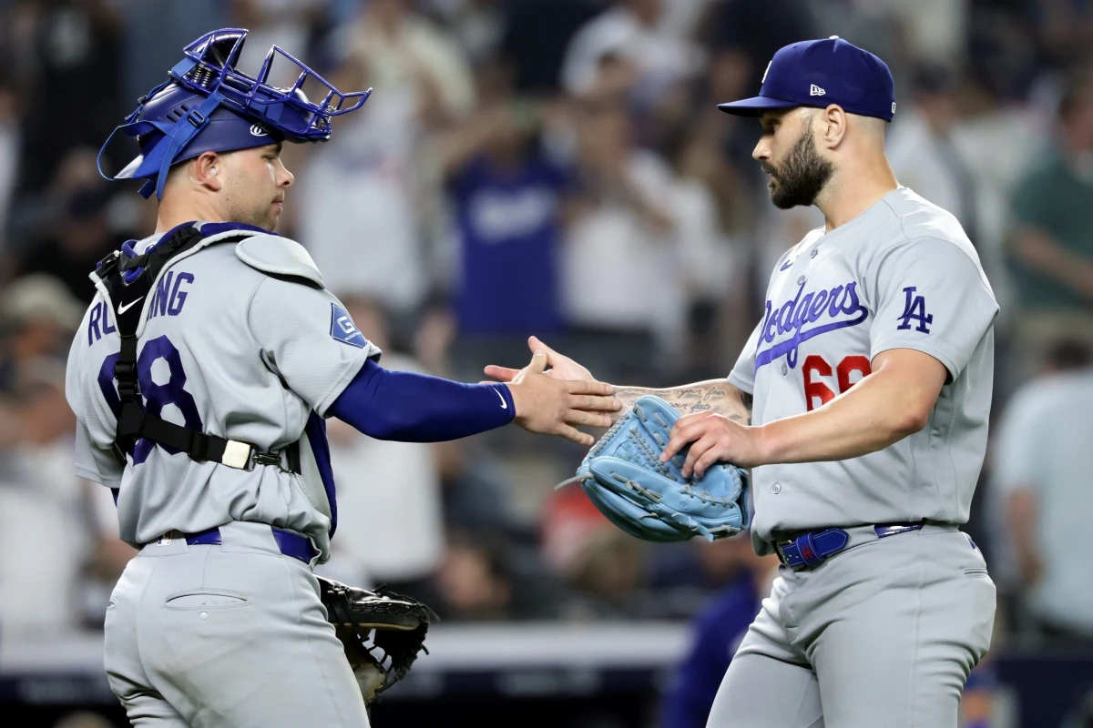 18일(한국시간) 미국 뉴욕주 브롱스의 양키스타디움에서 열린 2026 미국 메이저리그(MLB) LA 다저스와 뉴욕 양키스의 경기, 다저스가 맥스 먼시의 역전 투런포에 힘입어 2:1 승리를 거뒀다. 경기 후 다저스 포수 달튼 러싱, 투수 태너 스콧이 하이파이브를 하고 있다. 연합뉴스