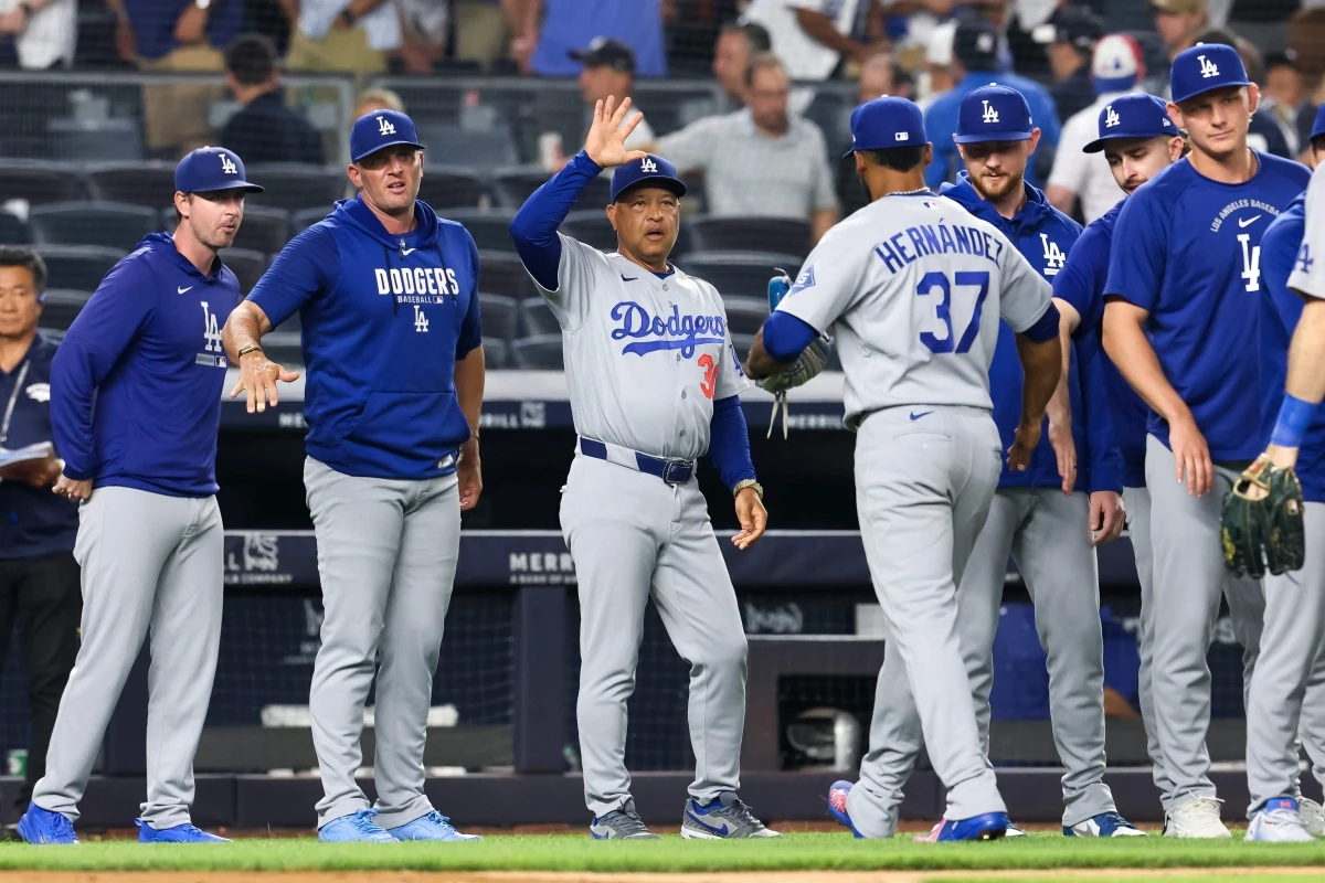 18일(한국시간) 미국 뉴욕주 브롱스의 양키스타디움에서 열린 2026 미국 메이저리그(MLB) LA 다저스와 뉴욕 양키스의 경기, 다저스가 맥스 먼시의 역전 투런포에 힘입어 2:1 승리를 거뒀다. 경기 후 데이브 로버츠 다저스 감독이 외야수 테오스카 에르난데스와 하이파이브를 하고 있다. 연합뉴스